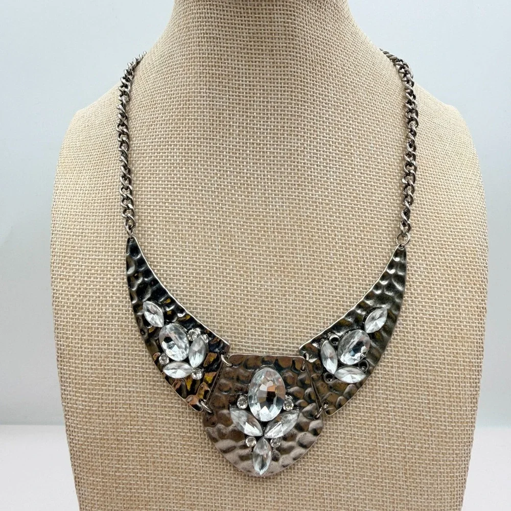 Vintage 90s Justin & Taylor SilverTone Hammered Bib Necklace Clear Glass Jewelry